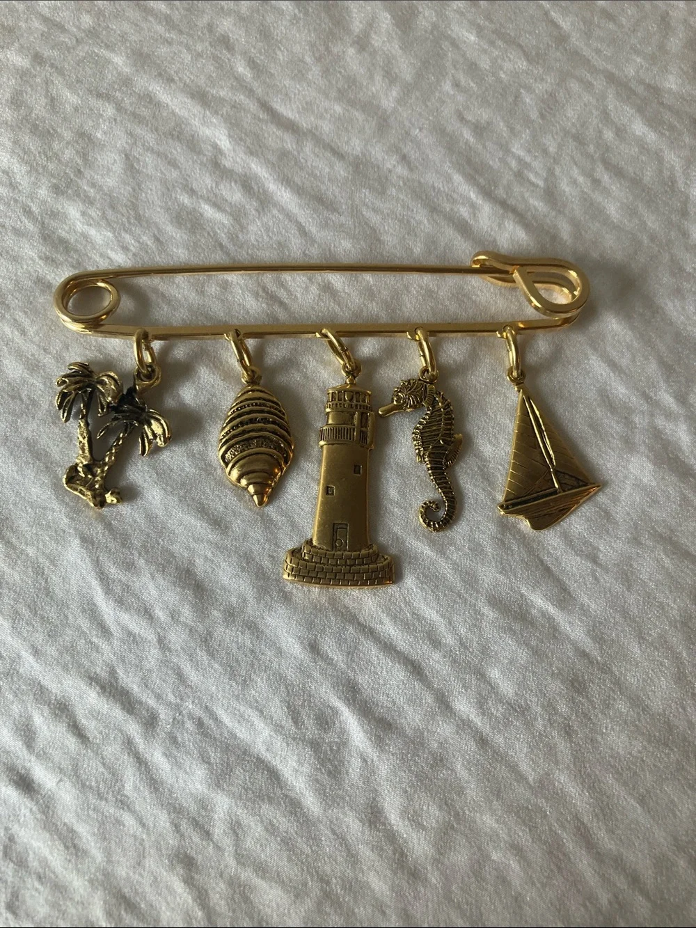 Brooch: Gold Tone Nautical brooch